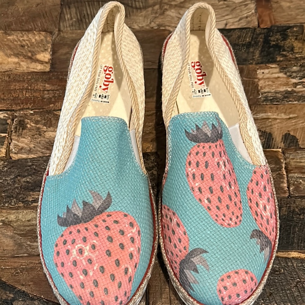 Goby strawberry print espadrille slip on sneakers size 40 NWOT